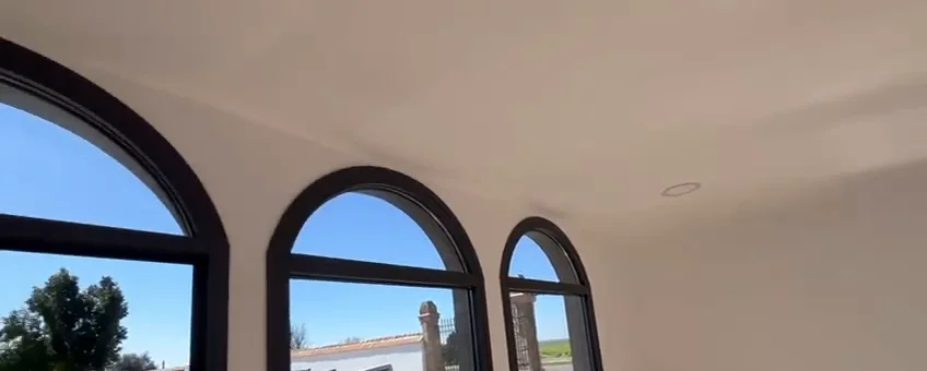 Ventanales en arco desde el interior de un módulo ya entregado