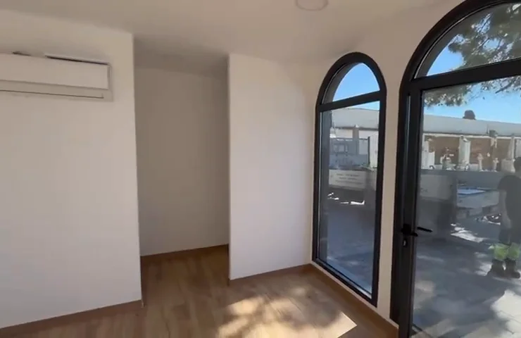 Interior del módulo con suelo de madera, climatización y ventanal