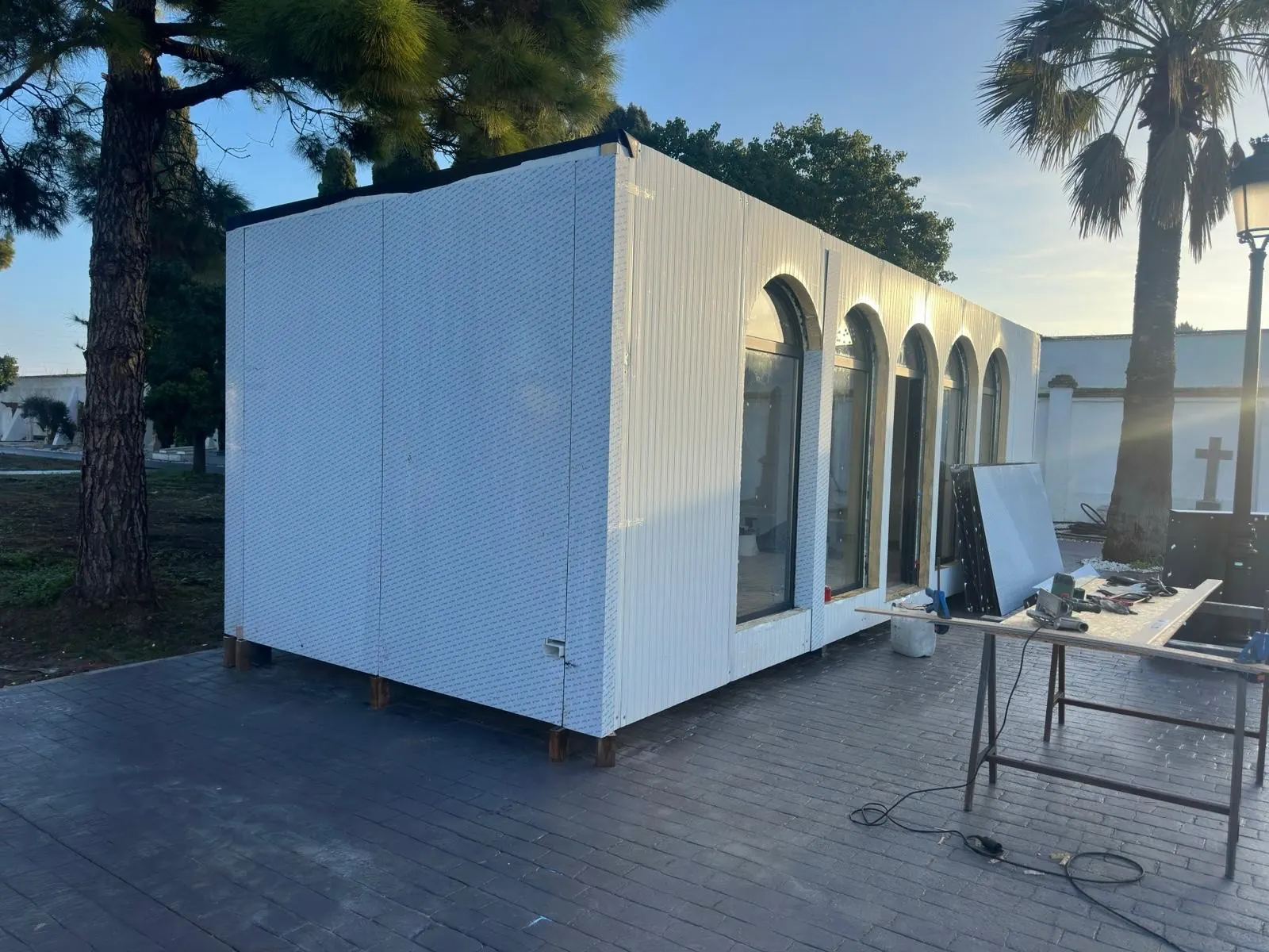 Caseta modular con ventanales en arco, colocada sobre sus apoyos en su ubicación