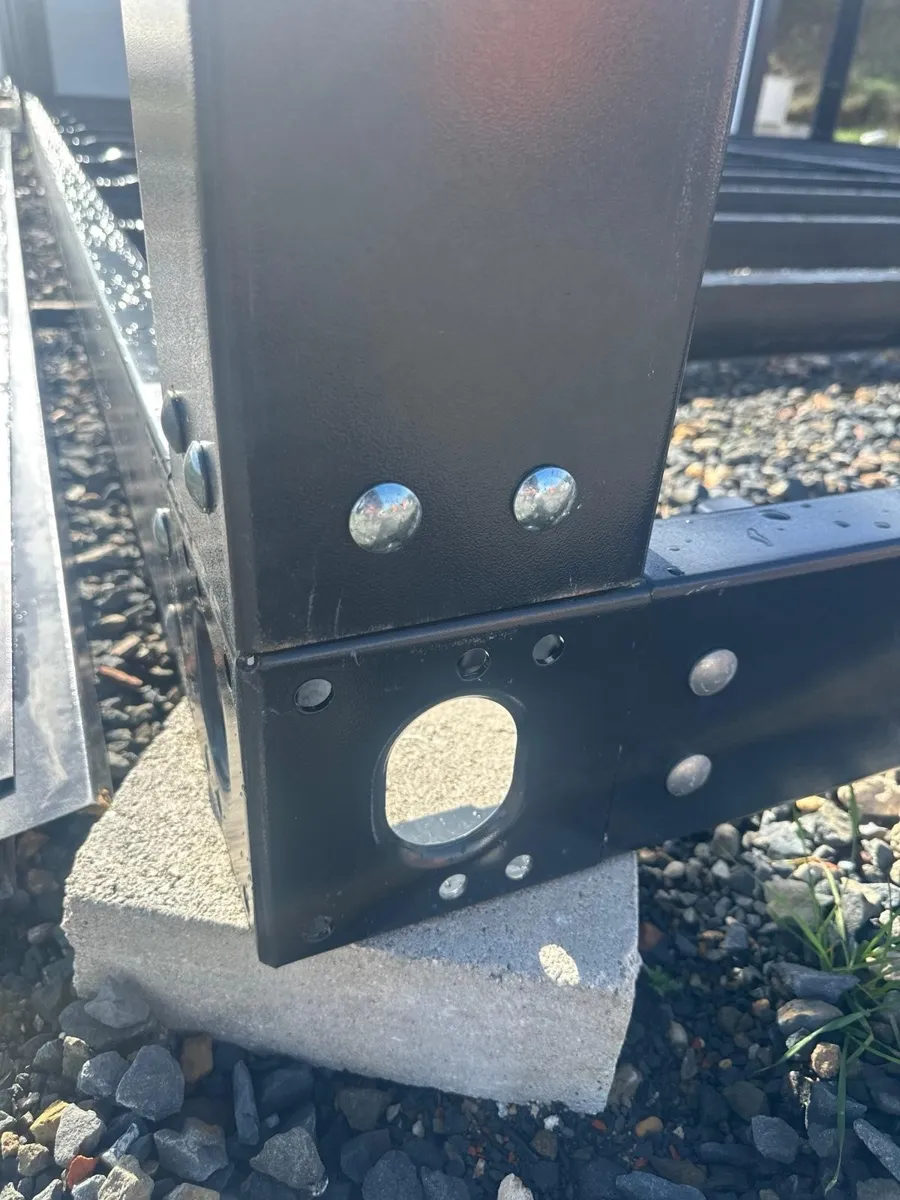Unión atornillada del chasis de acero de una caseta modular sobre su apoyo de hormigón en la parcela